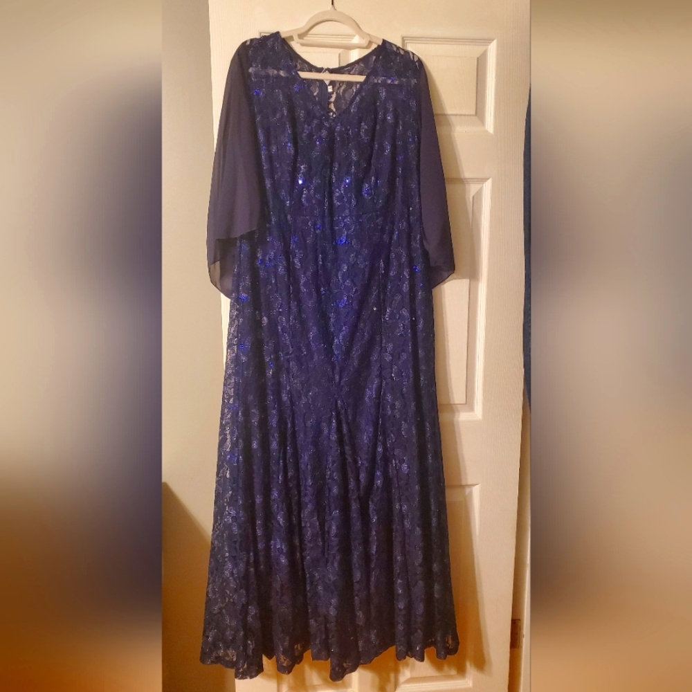 NWT Ld's Long evening gown Size 2xl Navy Blue with lace & sequins.